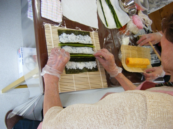 祭り寿司を巻く